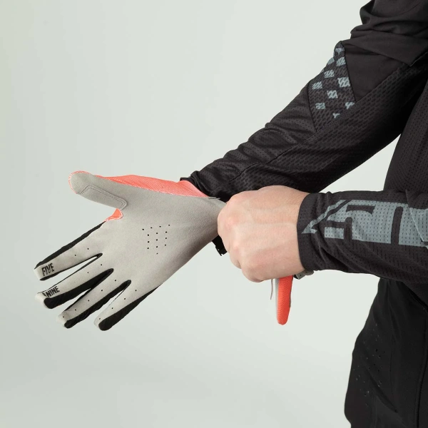 4 Low Gloves