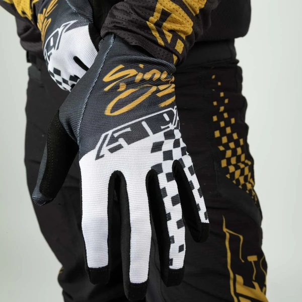 4 Low Gloves