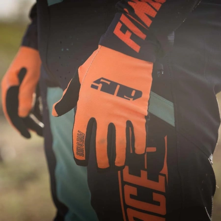 4 Low Gloves